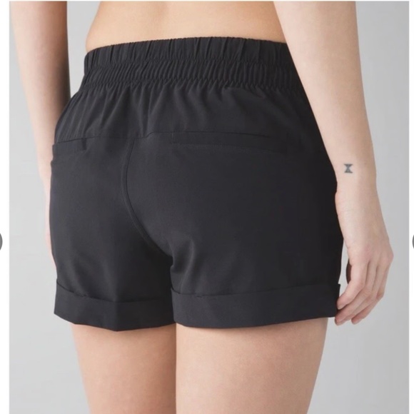 Lululemon Spring Break Away Shorts 2.5" Black Size 6 - Picture 3 of 7